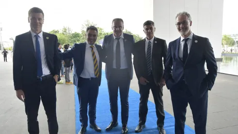 La delegación de Everton en el Salón de la fama con el DT Esteban Solari y el gerente Gustavo Dalsasso a la cabeza