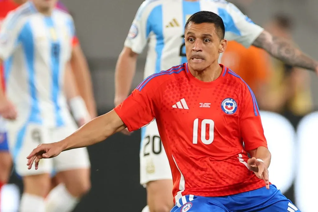 Alexis Sánchez, una de varias bajas de Chile contra Argentina.