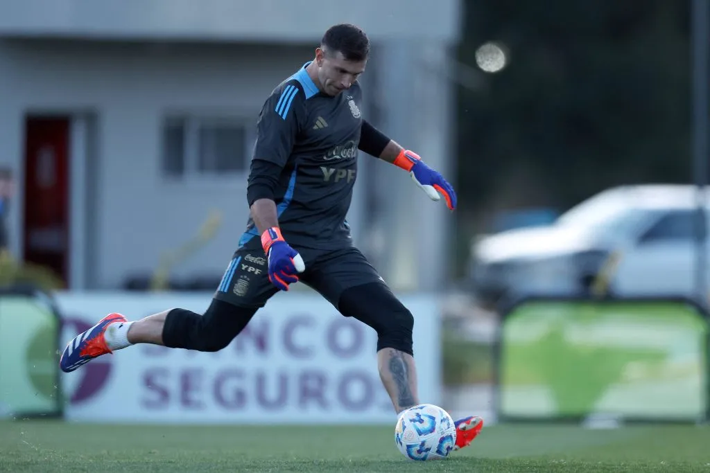 Dibu Martínez atajará contra Chile en las eliminatorias