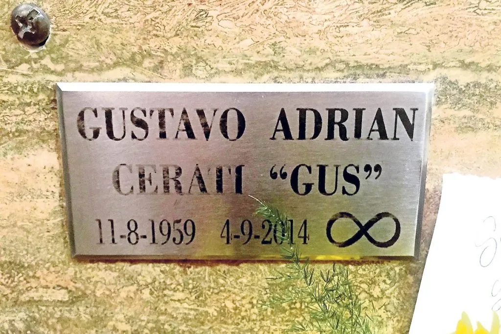 Placa de metal en honor a Gustavo Cerati en Buenos Aires | Foto: Imago