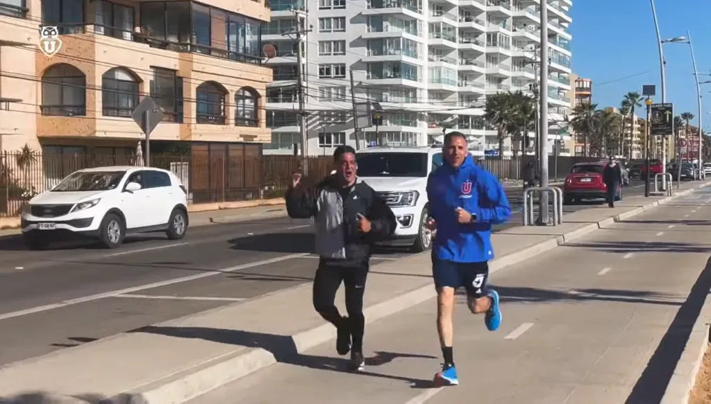 Marcelo Figueroa y Nilo Carretero los ayudantes de Gustavo Álvarez en la U en pleno trote en La Serena. Foto: Captura U de Chile.