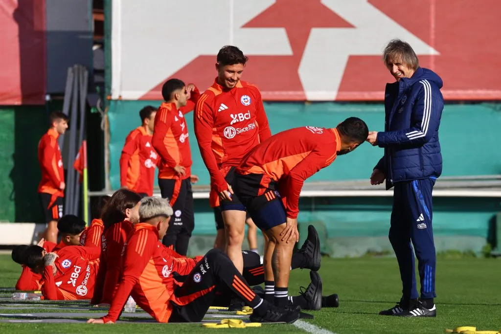 Ricardo Gareca recibió consejos de Juan Cristóbal Guarello para armar el once de Chile ante Argentina. Foto: Photosport.