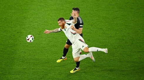 Martin Adam y Scott McKenna en el juego entre Hungría y Escocia en la Euro 2024.