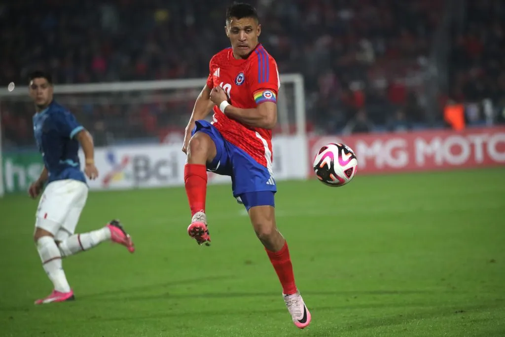 Tras Claudio Bravo, Alexis Sánchez era el capitán de Chile. Sin ninguno de los dos, habrá que definir al nuevo portador de la jineta. Foto: Photosport.
