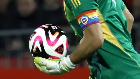 El retiro de Claudio Bravo y la ausencia de Alexis Sánchez dejan al Chile de Ricardo Gareca sin sus capitanes.