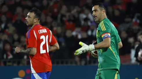 Claudio Bravo dejó la selección y ahora se busca un líder que tome su lugar