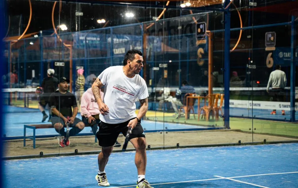 Esteban Paredes se lució jugando pádel