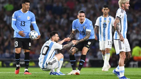 Darwin Núñez y Lionel Messi en el juego de Eliminatorias entre Argentina y Uruguay.