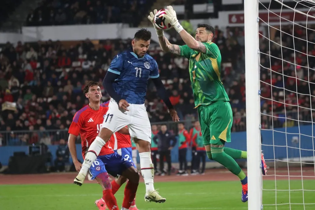 Arias atajando ante Paraguay por la selección chilena