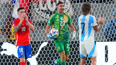 Dibu Martínez otra vez enfrenta a la Roja.