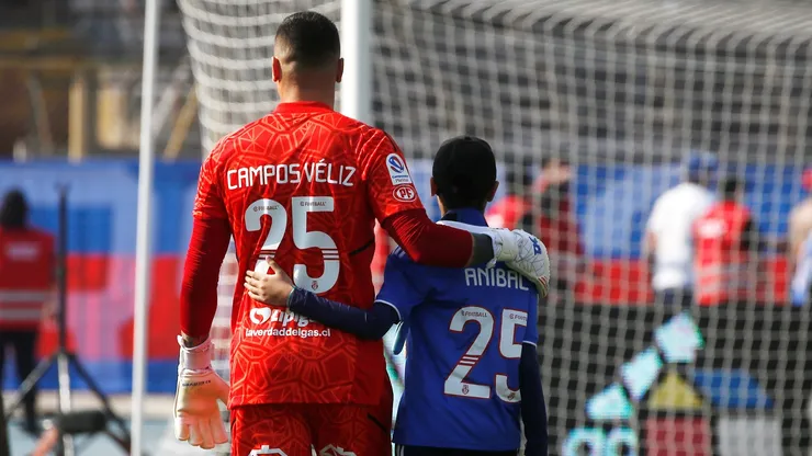Cristóbal Campos recibe el apoyo de sus compañeros de U de Chile