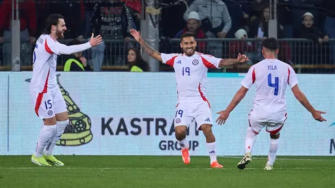 Bolados, Isla y Brereton Díaz festejan el gol de Chile en el amistoso internacional contra Albania.