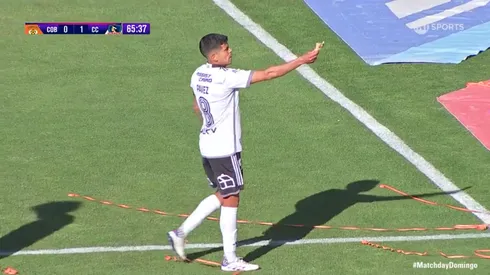 Pavez muestra la empanada que le tiraron a Ramiro González.