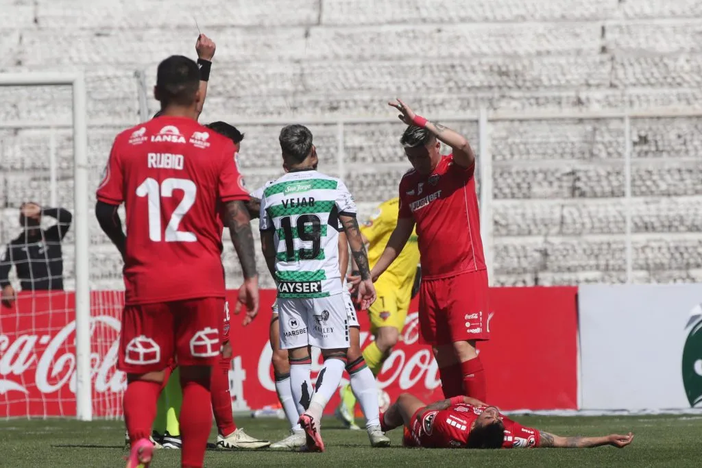 La roja a Misael Dávila. Foto: Jonnathan Oyarzun/Photosport