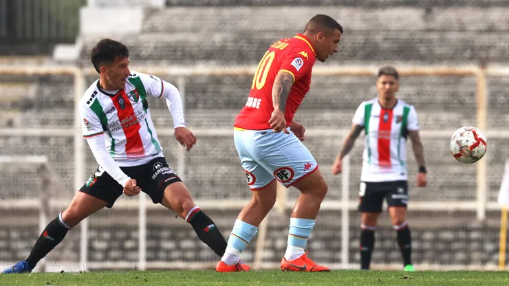 Emiliano Vecchio y Gonzalo Sosa en el último partido entre Palestino y Unión Española, en la fecha 14 del Campeonato Nacional 2024.