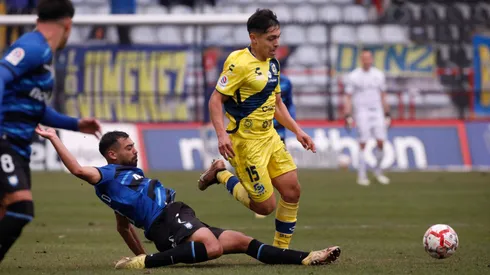 Mitchell Wassenne y Antonio Castillo en el último partido entre Huachipato y Everton, en la jornada 14 de la Primera División de Chile 2024.