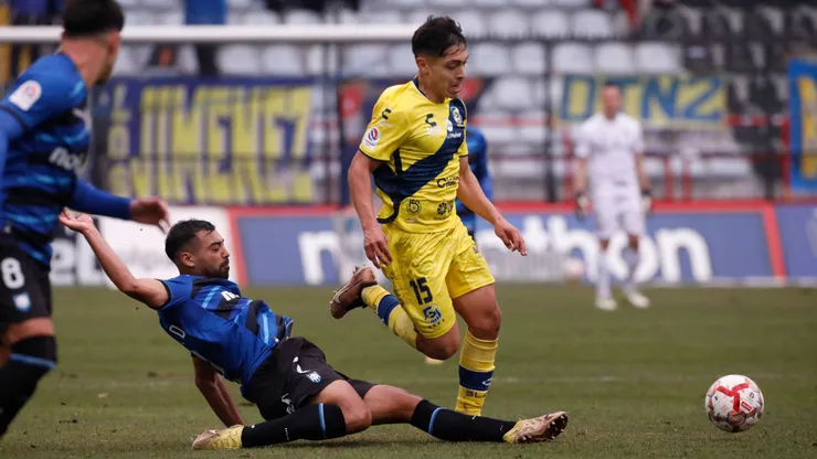 Mitchell Wassenne y Antonio Castillo en el último partido entre Huachipato y Everton, en la jornada 14 de la Primera División de Chile 2024.