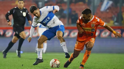 Joaquín Torres y Mario Sandoval disputan el balón en el último enfrentamiento entre Cobreloa y Universidad Católica, en la fecha 14 del Campeonato Nacional 2024.