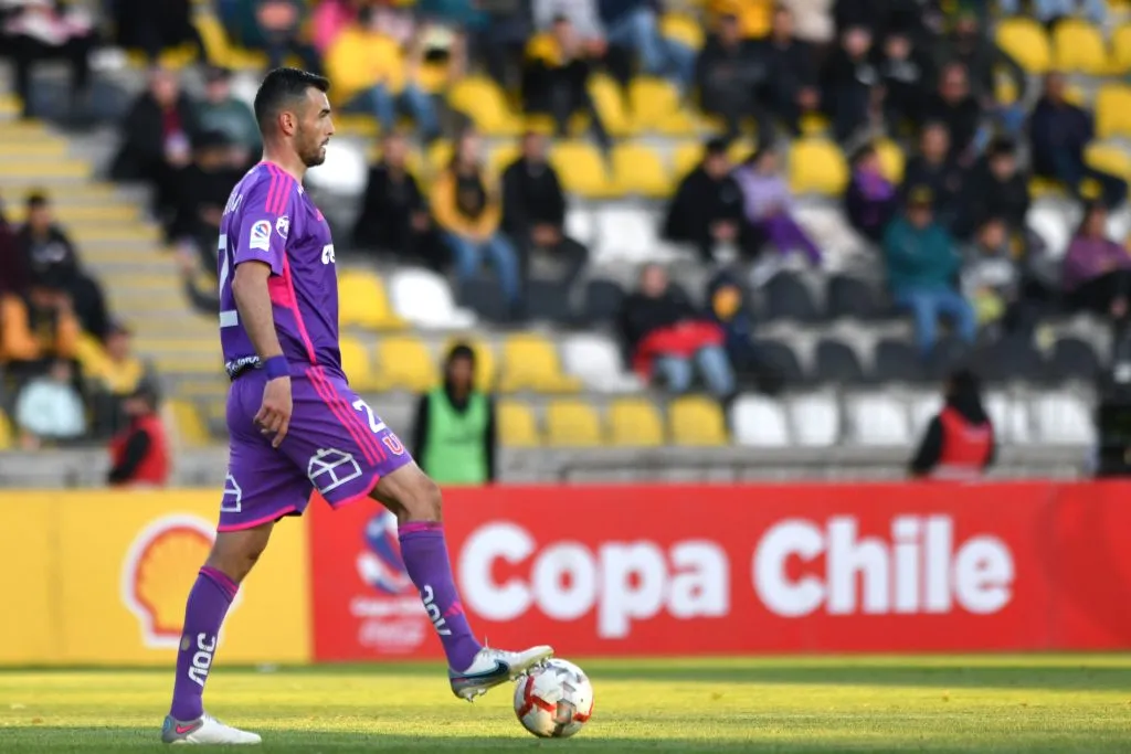 Fabricio Formiliano recibió el respaldo de Johnny Herrera para el duelo clave de la U y hasta lo instalaron como un pilar para Copa Libertadores. Foto: Photosport.