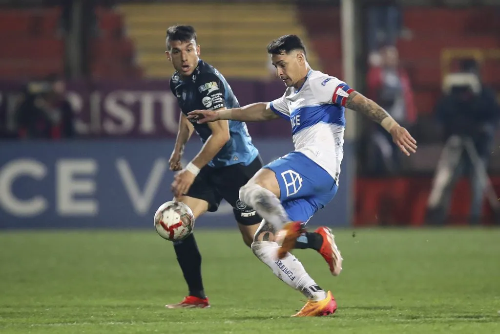 Además del título y el descenso, en la última fecha la UC y Deportes Iquique buscarán clasificar a la Copa Libertadores. Foto: Photosport.