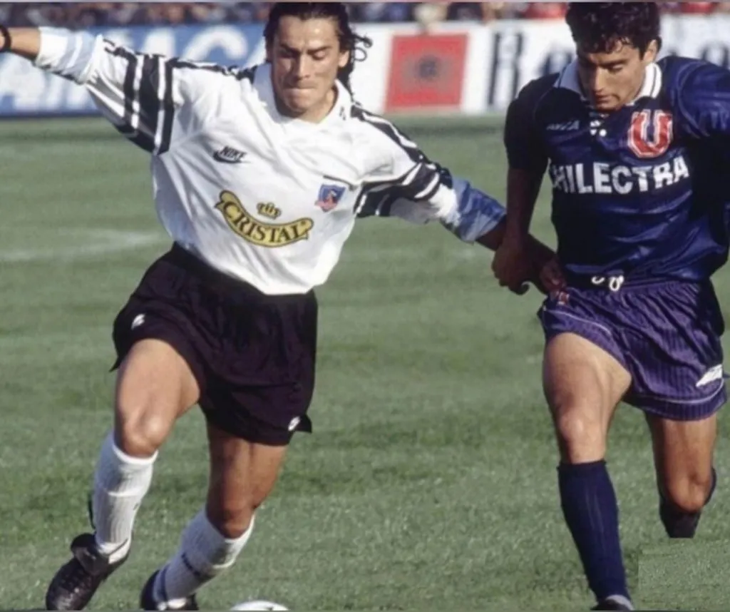 El Coca Mendoza disputa un balón con el Huevito Valencia en un Superclásico. (Captura).