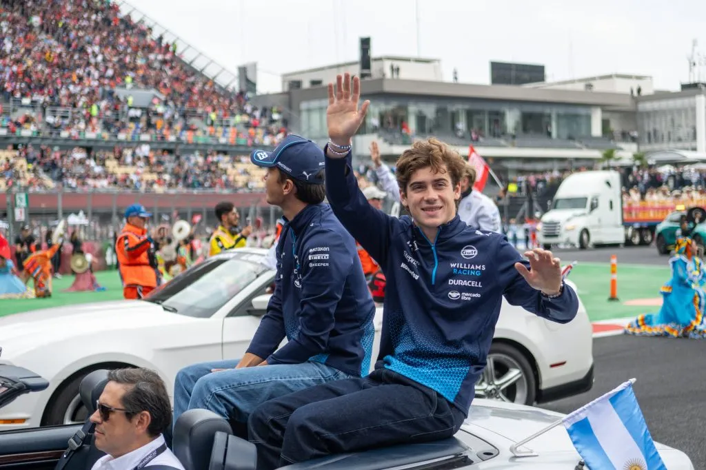 Franco Colapinto saluda al público en el Gran Premio de México. A su lado va el otro piloto de Williams: Alex Albon. (Imago).