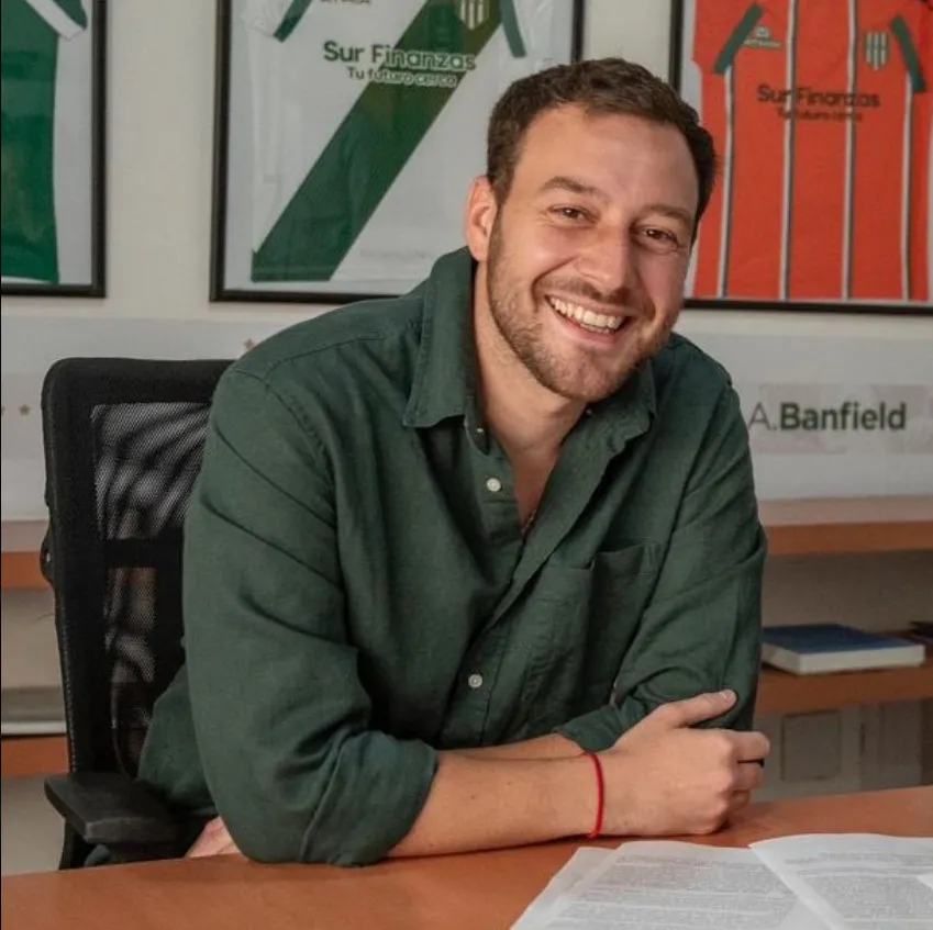 Matías Mariotto en su oficina de Banfield. (Foto: CA Banfield).
