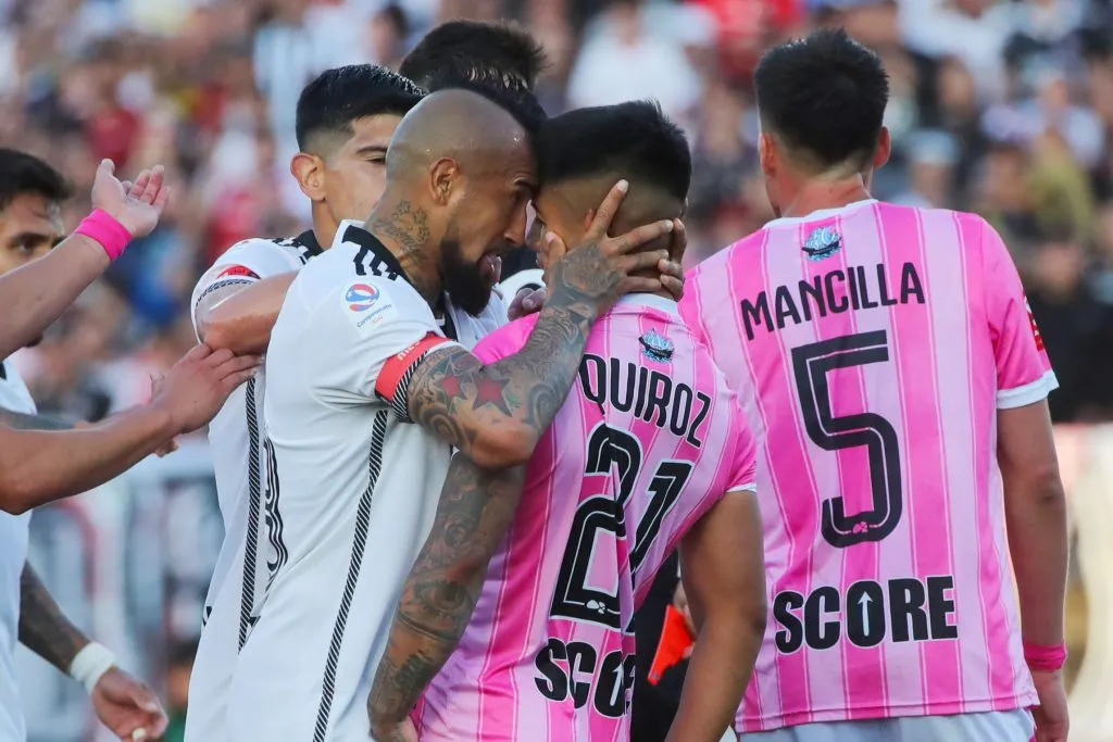 Los dardos de la U contra Vidal. Foto: Jonnathan Oyarzun/Photosport