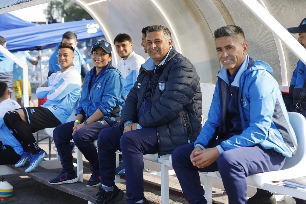 Braulio Leal y el cuerpo técnico de Magallanes.