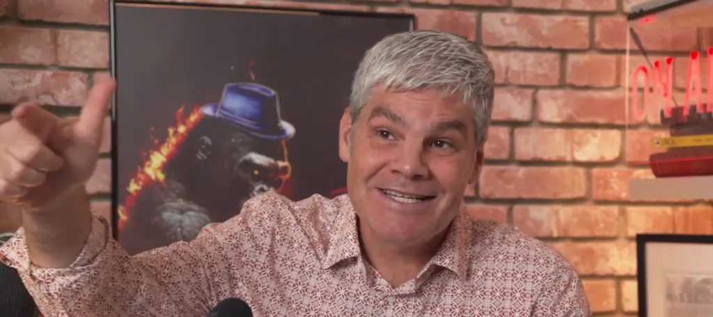 Guarello analizo en profundidad el video que mostró The Clinic. (Captura La Hora de King Kong).