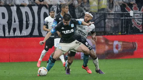 Juan Nardoni y Memphis Depay en la semifinal de ida entre Corinthians y Racing Club en la Copa CONMEBOL Sudamericana 2024.