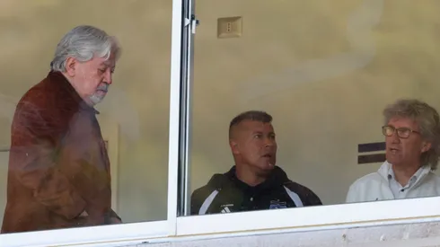 Jorge Almirón en la cabina ante Huachipato.