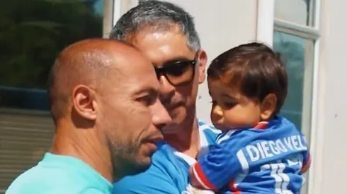 Marcelo Díaz el capitán de la U con el pequeño Diego.