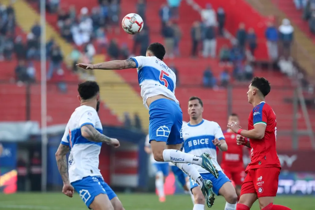 Daniel González en acción con Eugenio Mena cerca suyo. (Jonnathan Oyarzun/Photosport).