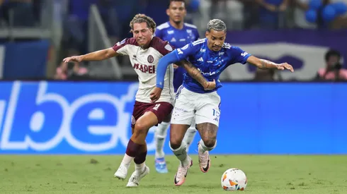 Matheus Pereira y Luciano Boggio en el duelo de ida entre Cruzeiro y Lanús.