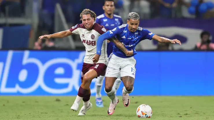 Matheus Pereira y Luciano Boggio en el duelo de ida entre Cruzeiro y Lanús.