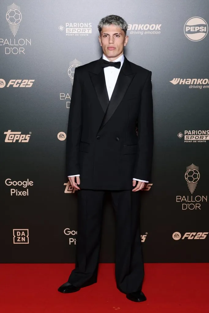 La pinta de Alejandro Garnacho en la gala del Balón de Oro. (Pascal Le Segretain/Getty Images).