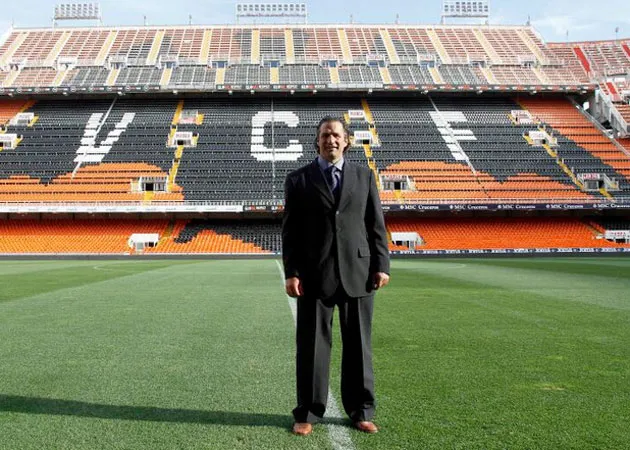 El traje de Juan Antonio Pizzi en su presentación por el Valencia. (Captura).