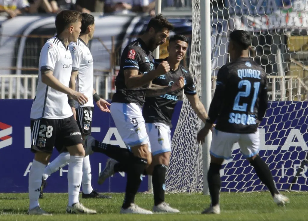 El festejo de Larrivey ante Colo Colo. Anotó tres en la ida. (Carlos Alarcon/Photosport).