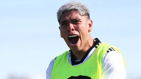 Carlos Palacios le da una esperanza a Almirón.