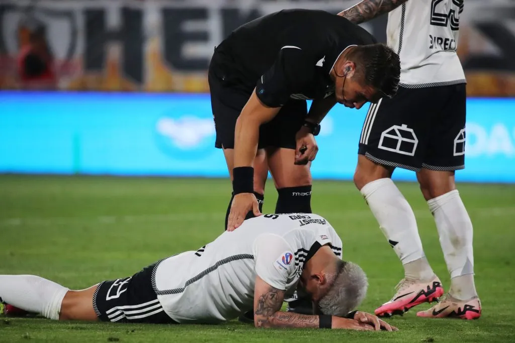 Carlos Palacios sufrió una seria lesión en Colo Colo, pero no lo descartan. (Jonnathan Oyarzun/Photosport).