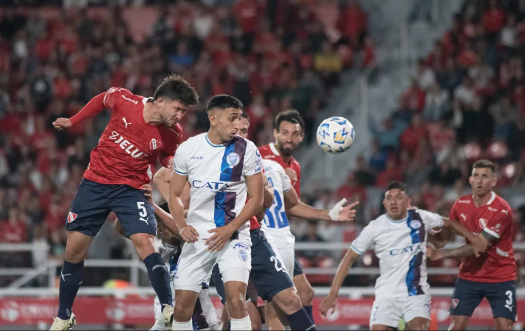 El cabezazo de Felipe Loyola ante Godoy Cruz. (Foto: Independiente).