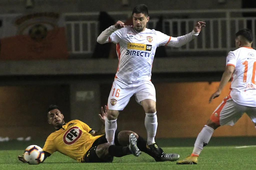 Milton Celiz (en el piso) en acción ante Cobreloa. (Sebastian Cisternas/Photosport)