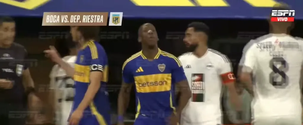 El momento en que Advíncula encara a distancia a Milton Céliz. (Captura ESPN).
