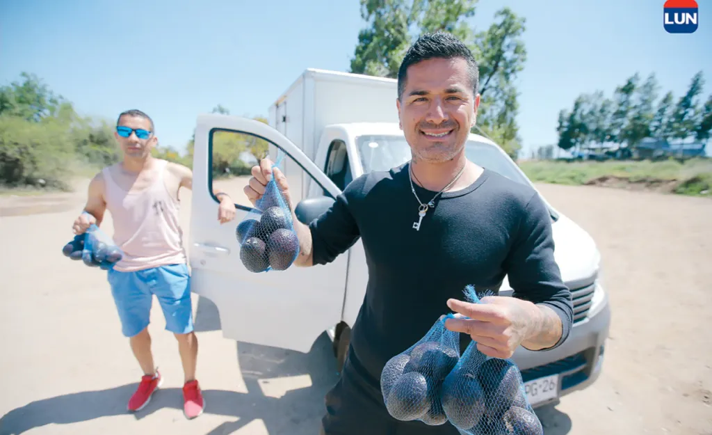 Kike Acuña luce orgulloso las paltas que vende. (Foto: David Velásquez | Las Últimas Noticias).