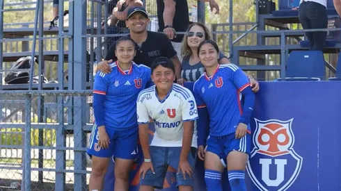 Chuy Suazo goza con jugadores de la U.