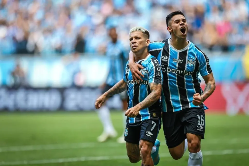 Aravena festejó así el golazo de Soteldo. (Foto: Gremio FBPA).
