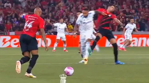 Rafa Silva comenzó el partido y dio un golpe que le valió la tarjeta roja.