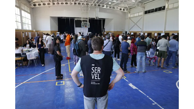 Con gran participación se llevan a cabo las elecciones municipales y de gobernadores regionales.