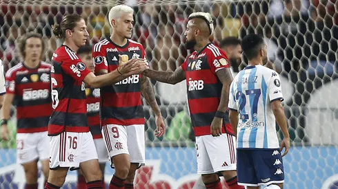 Filipe Luis y Vidal festejan en un partido de Flamengo contra Racing.